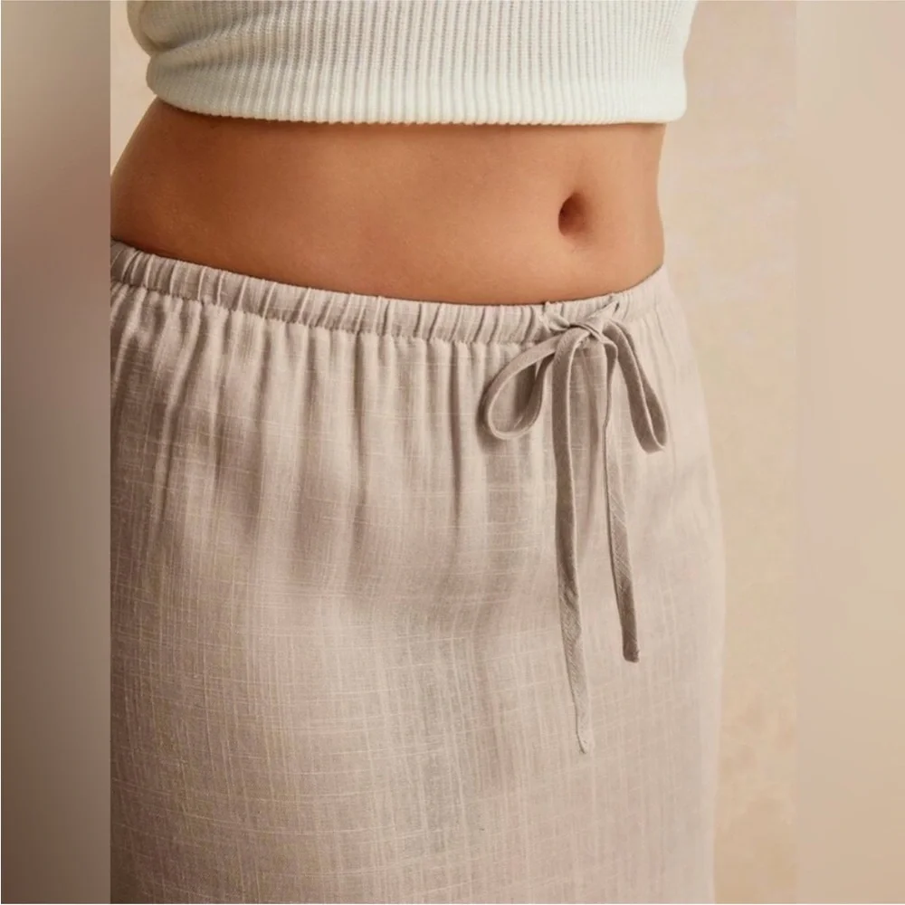 New w/out tags Boho Maxi Skirt.
Runs a bit large .
70% cotton 30% linen. - Picture 2 of 3